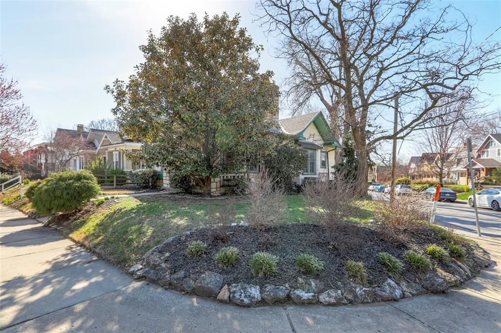829 W 40 Street — photo 39