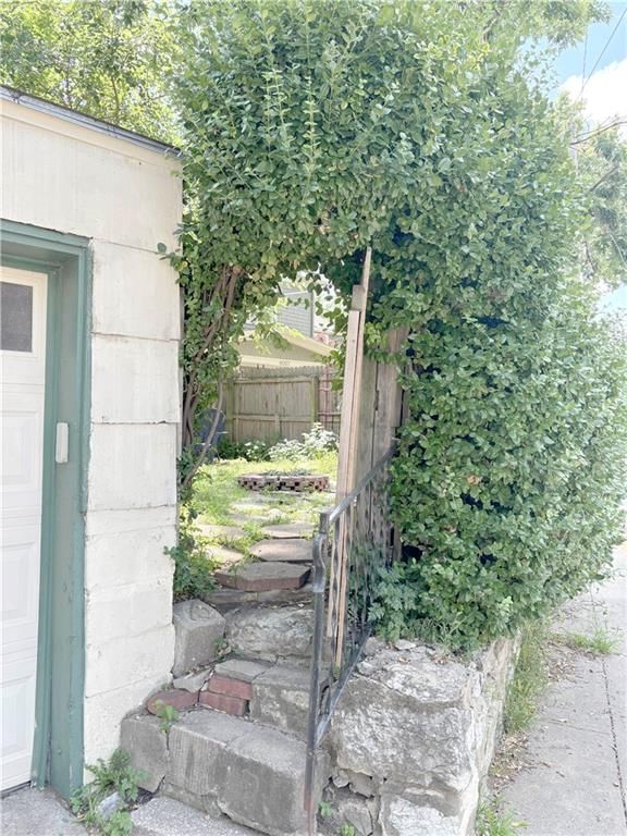 829 W 40 Street — photo 43