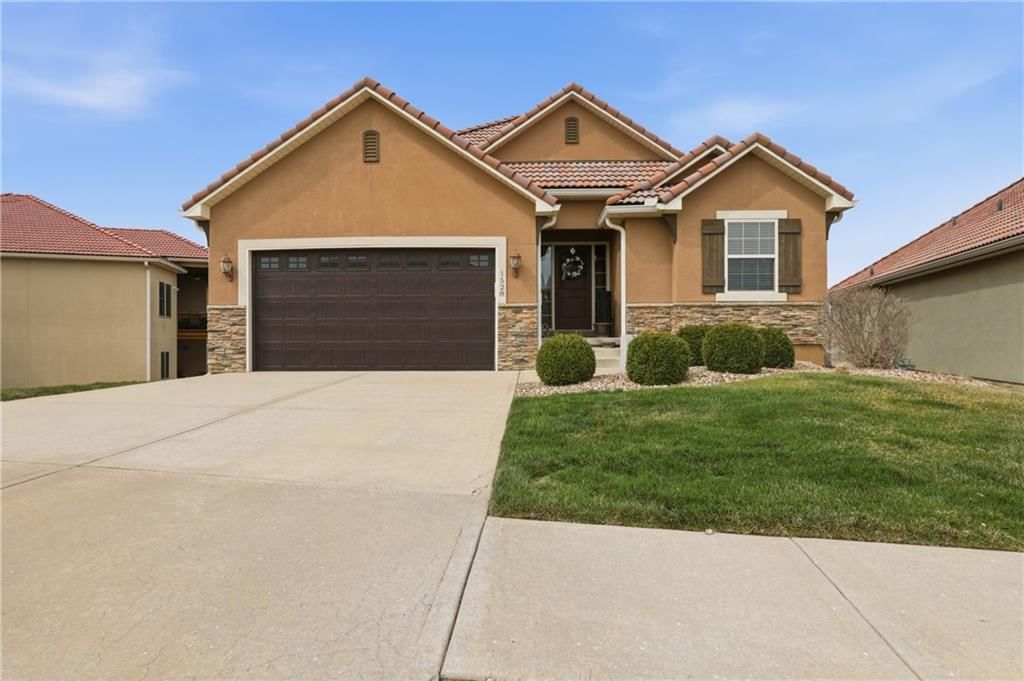 1528 SW ANTIQUITY Drive, Lee's Summit, MO