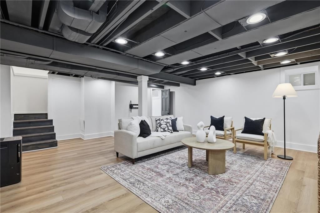 1263 W Gregory Boulevard — photo 32