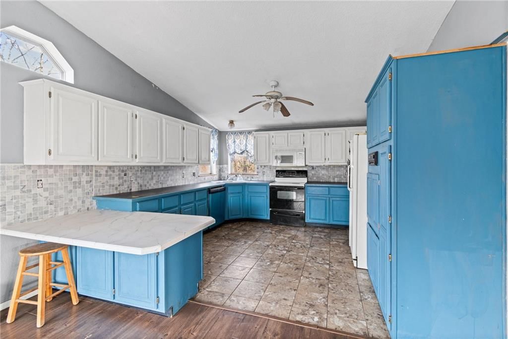 612 N Locust Street — photo 8