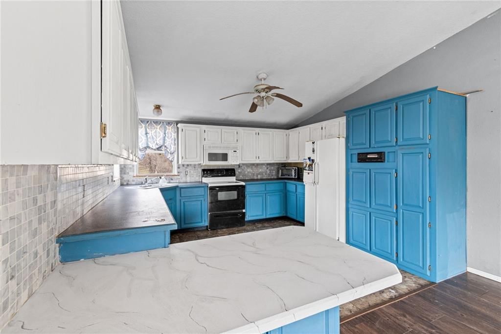 612 N Locust Street — photo 9