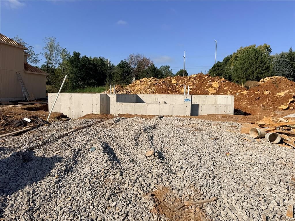 12242 S Emerald Street, Olathe, KS: listing photo 2