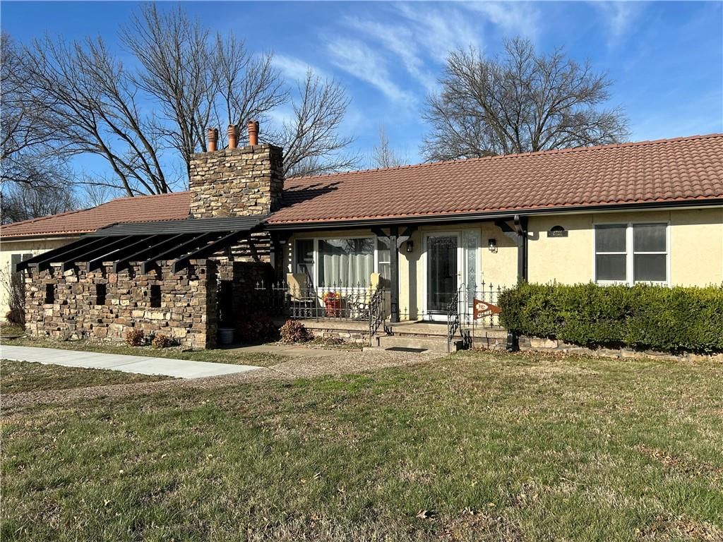 2405 S Stilwell Street — photo 2