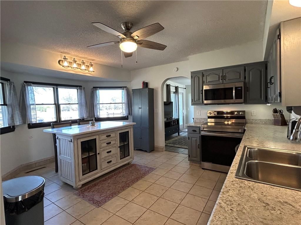 2405 S Stilwell Street — photo 8