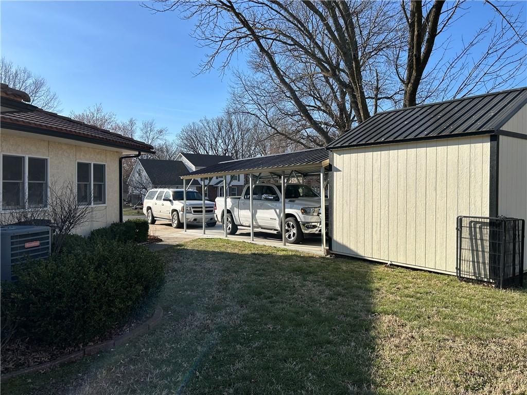 2405 S Stilwell Street — photo 27