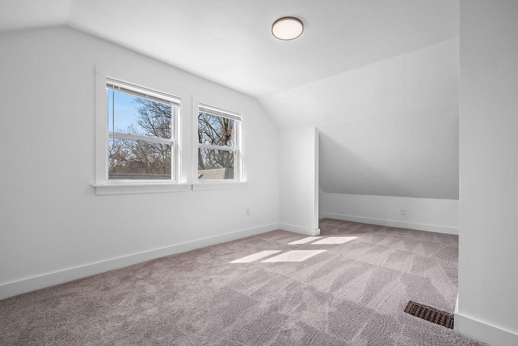 Photo 10 of 34 - 1030 Waverly Avenue, Kansas City, KS 66104