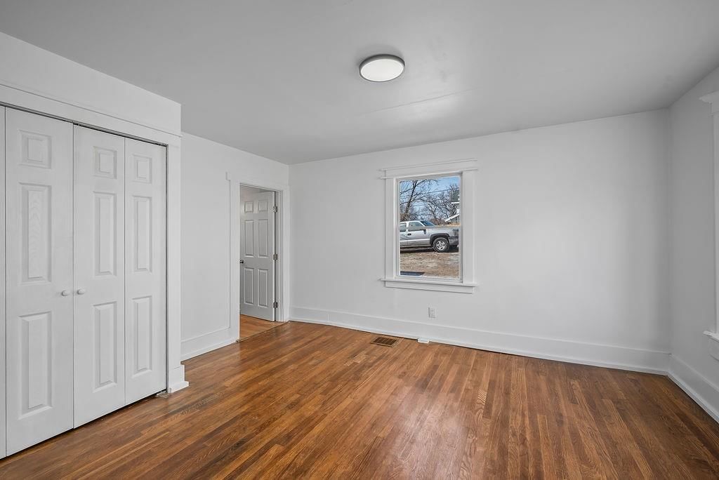 Photo 13 of 34 - 1030 Waverly Avenue, Kansas City, KS 66104