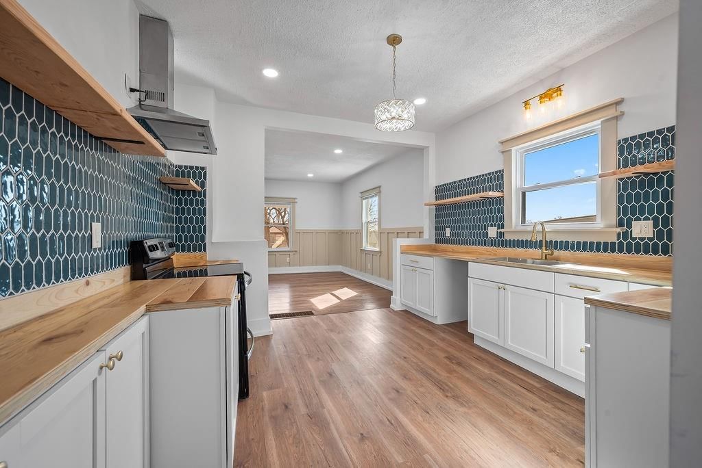 Photo 18 of 34 - 1030 Waverly Avenue, Kansas City, KS 66104