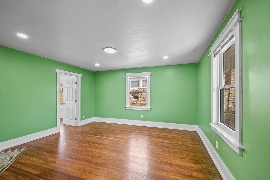 Photo 19 of 34 - 1030 Waverly Avenue, Kansas City, KS 66104