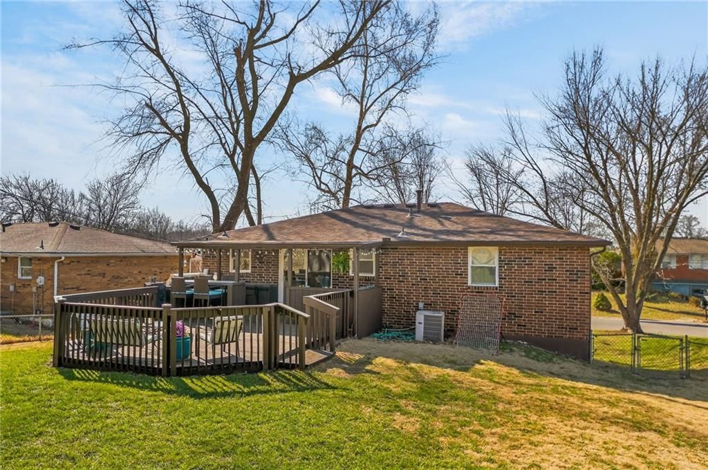5904 NE 45th Street — photo 32