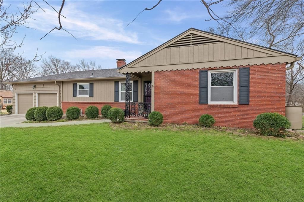 5305 N Cypress Avenue — photo 2