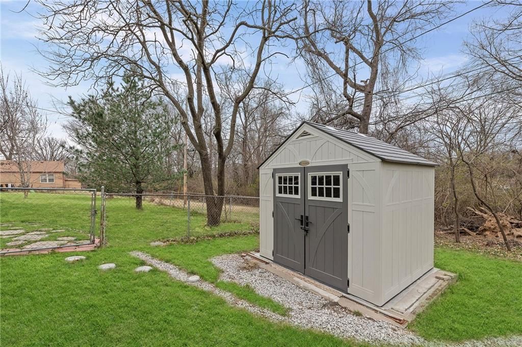 5305 N Cypress Avenue — photo 22