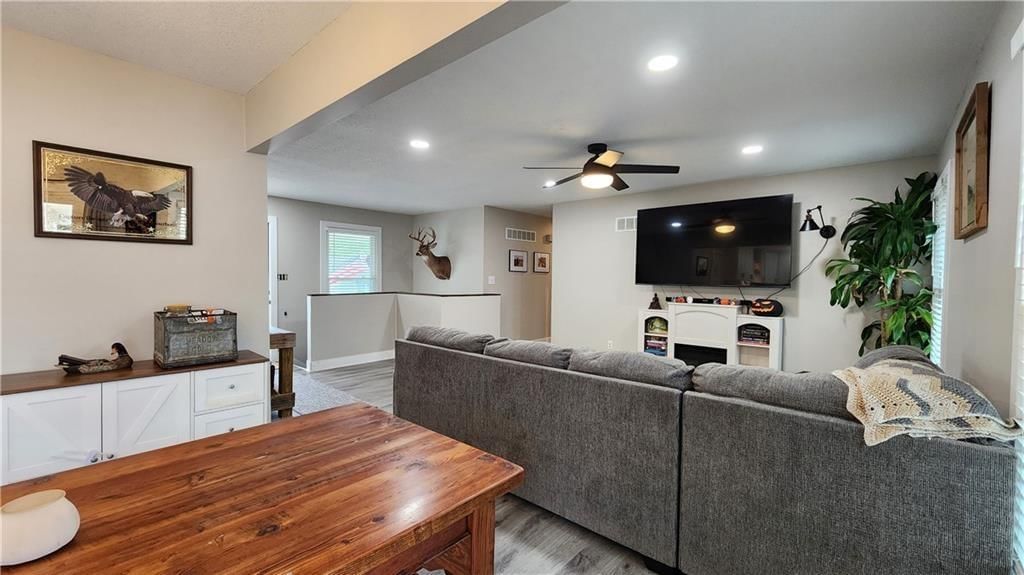 812 Apple Blossom Street — photo 3