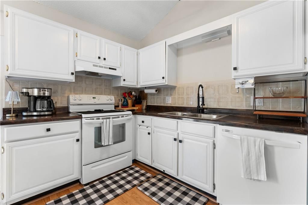 4027 Hedges Avenue — photo 16