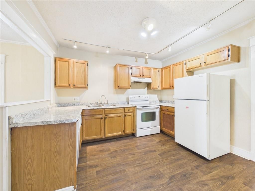 2424 Norton Avenue — photo 6