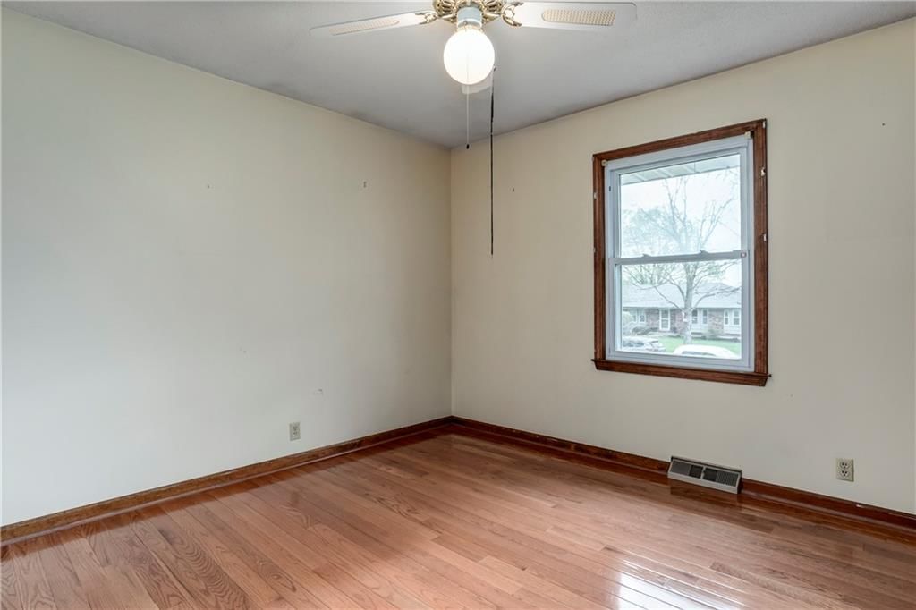 881 E 1st Street — photo 16