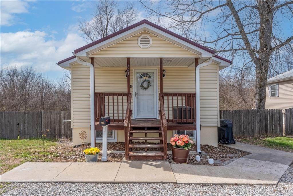 705 N Adams Avenue, Knob Noster, MO