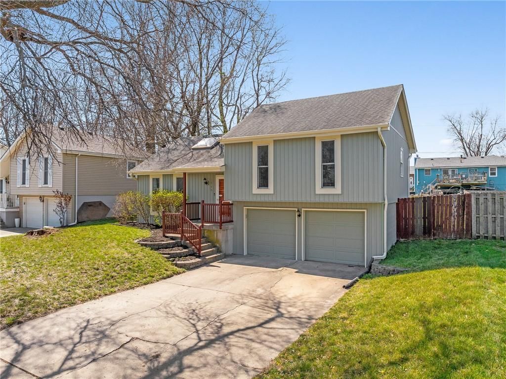 1743 Normandy Drive, Olathe, KS