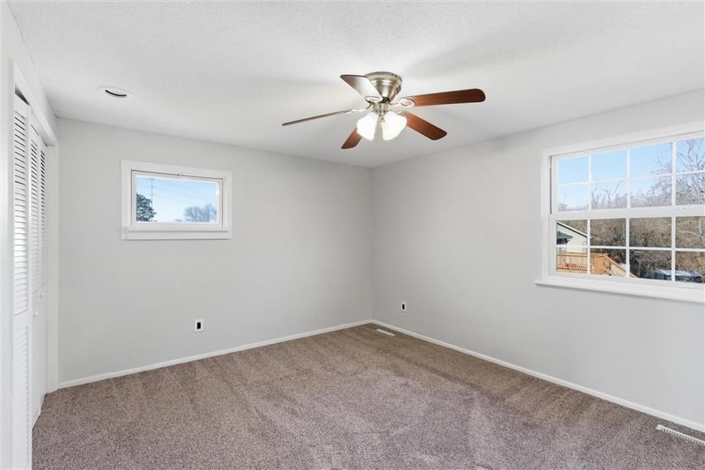 610 E Bristol Lane — photo 17