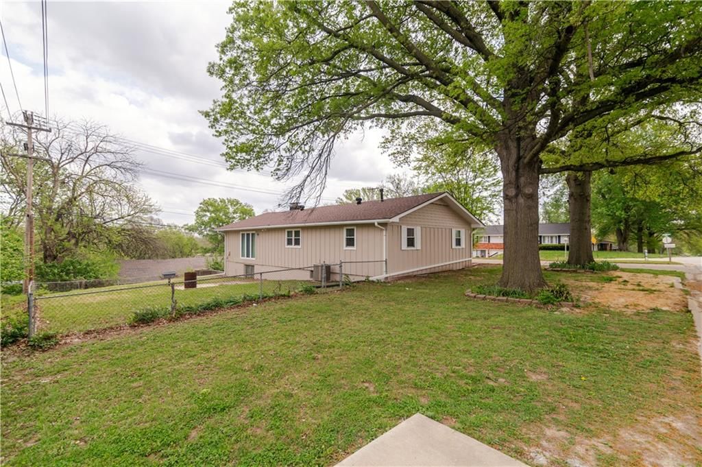 6354 Freeman Avenue — photo 8