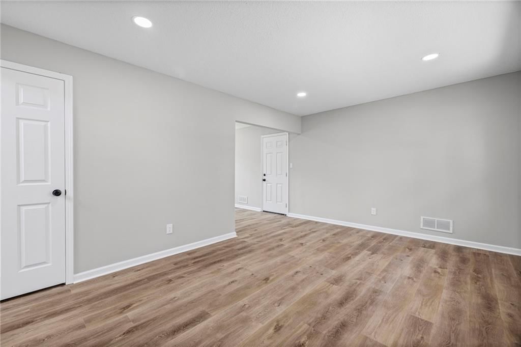 10908 Ewing Avenue — photo 3