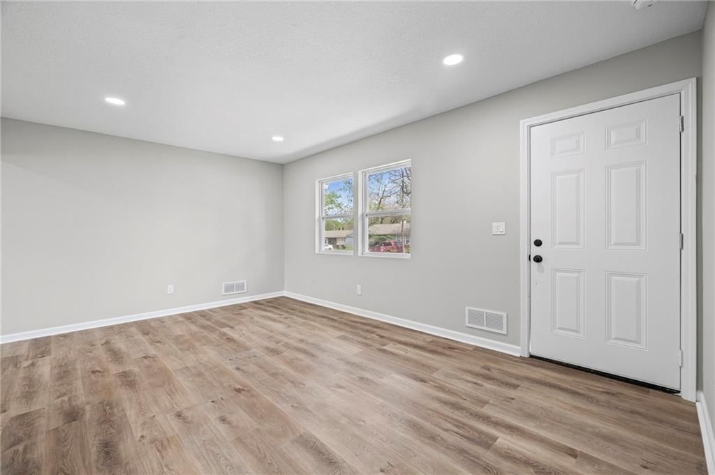 10908 Ewing Avenue — photo 4