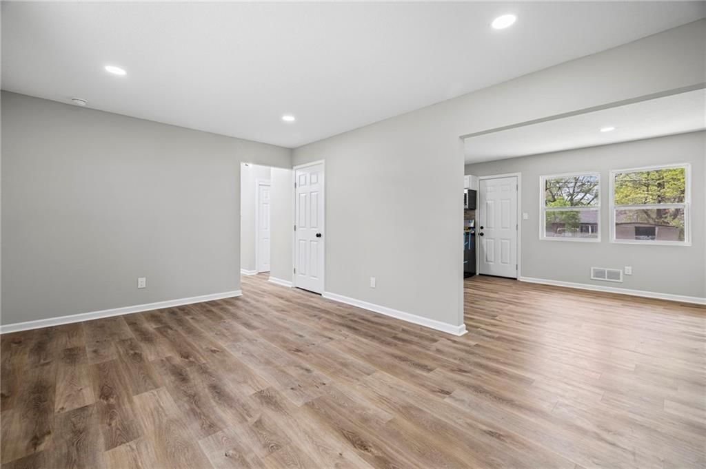 10908 Ewing Avenue — photo 5