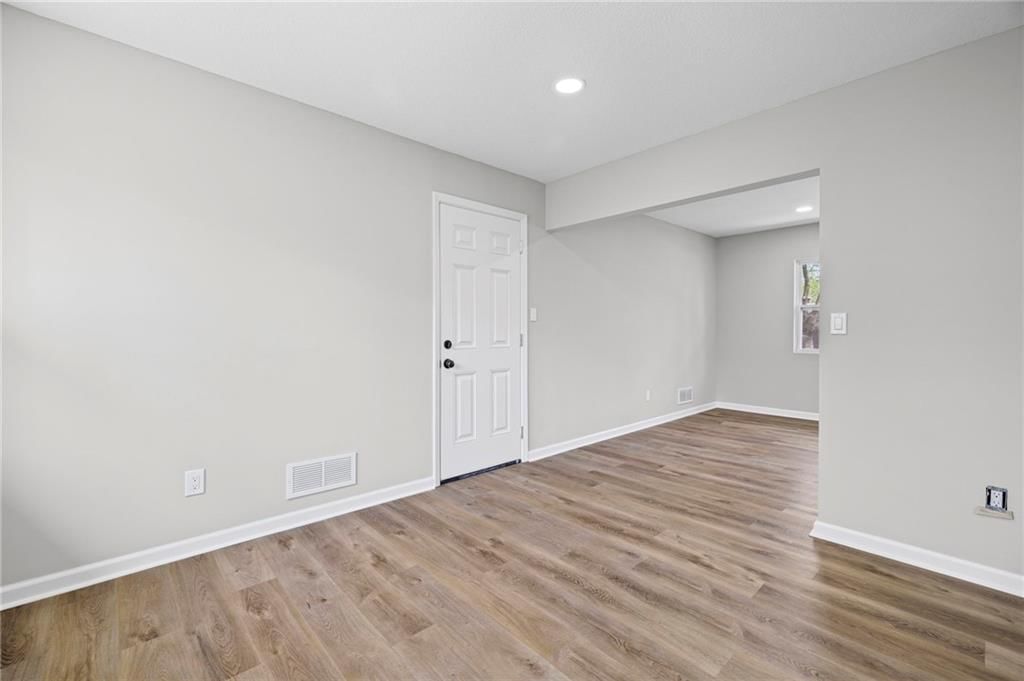10908 Ewing Avenue — photo 8