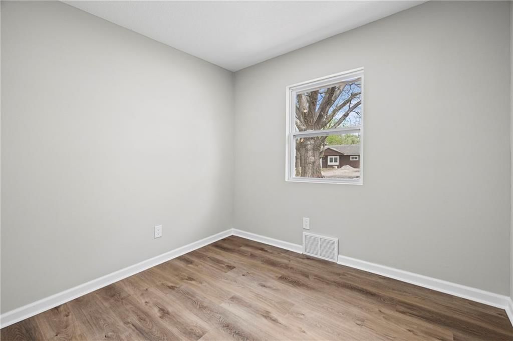 10908 Ewing Avenue — photo 13