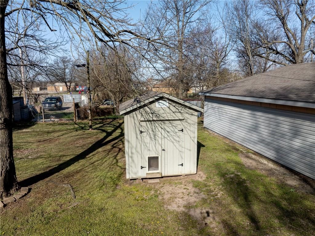 302 E 3rd Street — photo 25