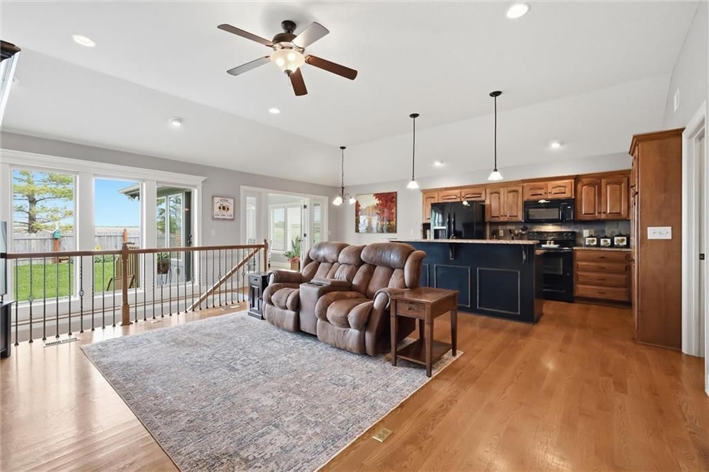 17743 S LAVERTY Street — photo 4