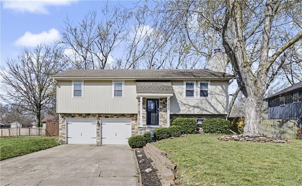 15210 Navaho Drive, Olathe, KS
