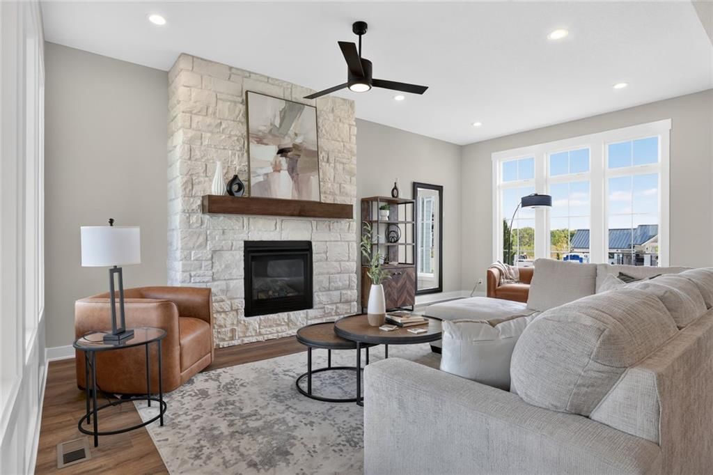 17218 S Heatherwood Street, Olathe, KS: listing photo 3