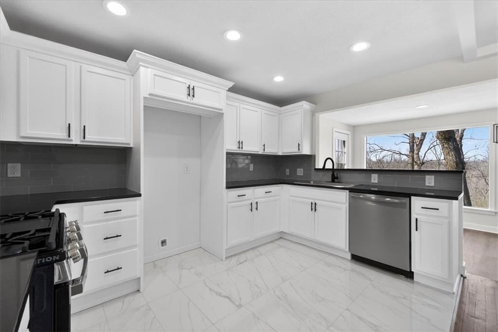 604 E 164th Terrace — photo 5
