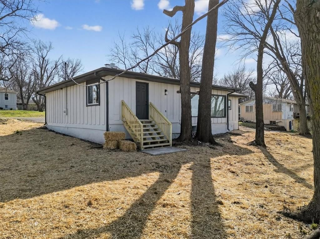 604 E 164th Terrace — photo 33