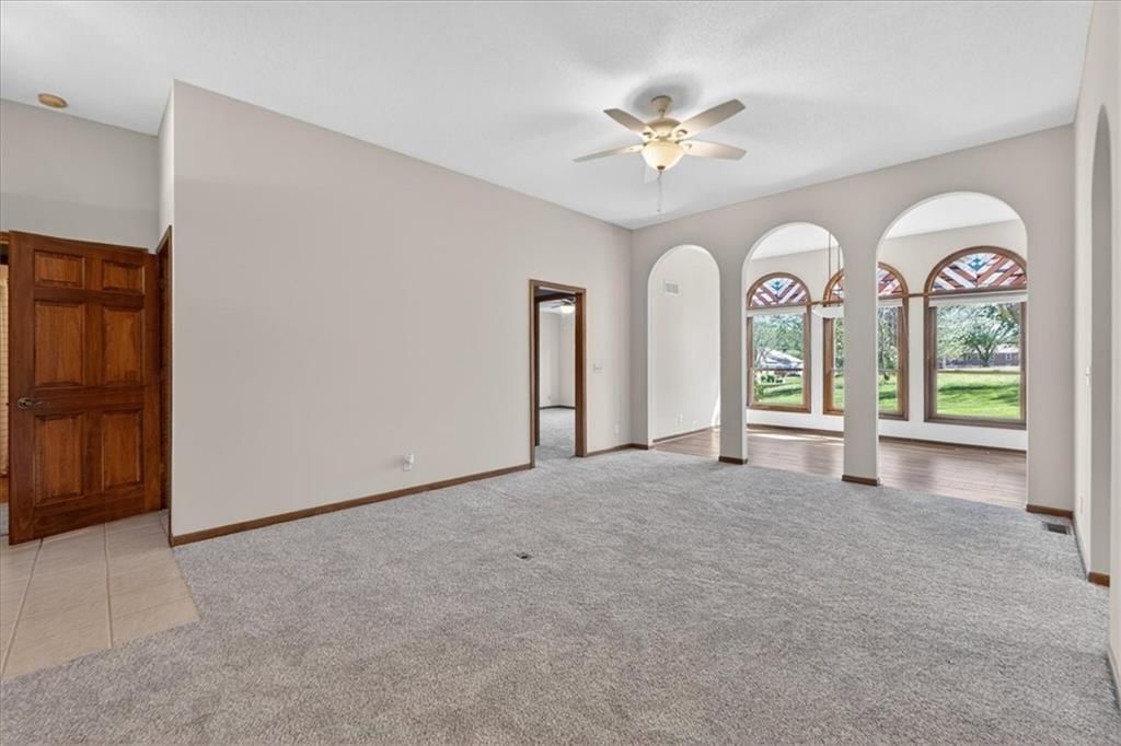 3328 S Victoria Drive — photo 2