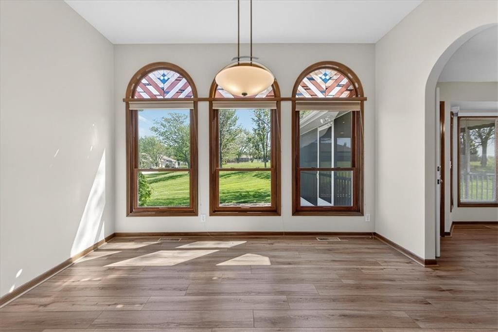 3328 S Victoria Drive — photo 3