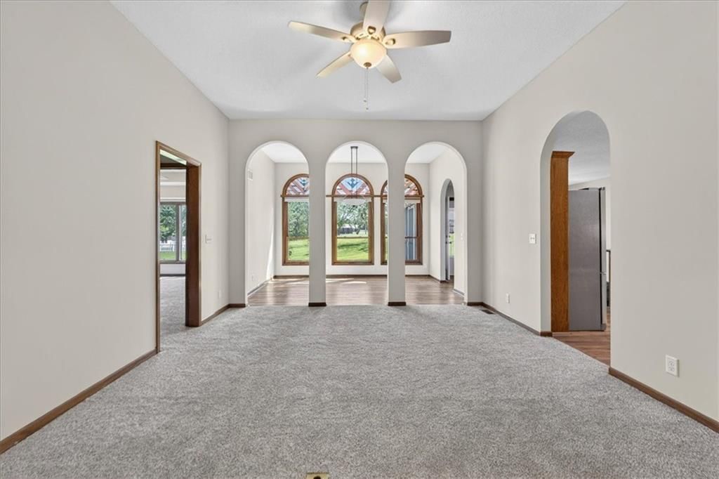 3328 S Victoria Drive — photo 4
