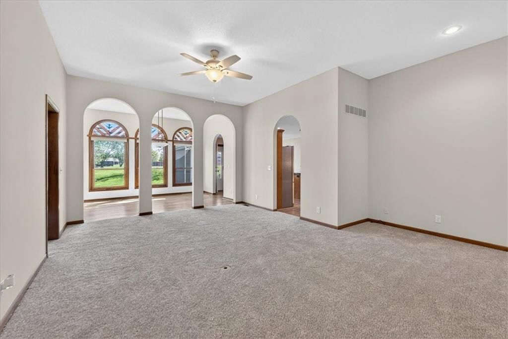 3328 S Victoria Drive — photo 5