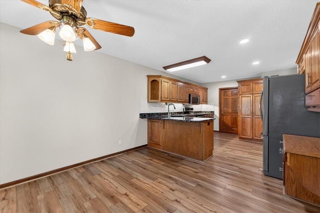 3328 S Victoria Drive — photo 8