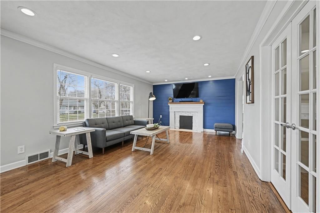 5645 Russell Street — photo 2