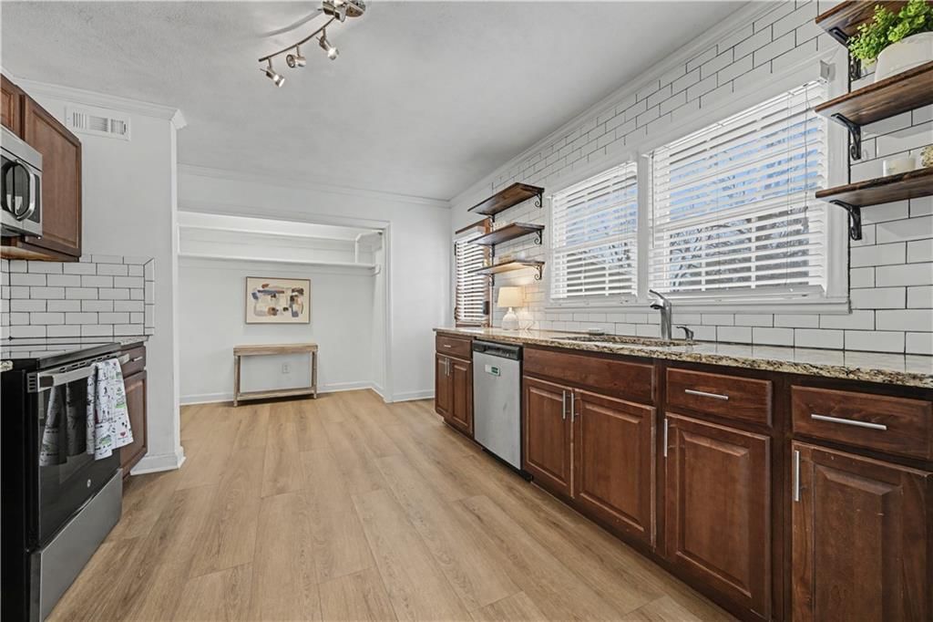 5645 Russell Street — photo 3