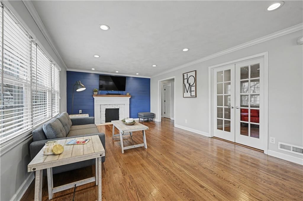 5645 Russell Street — photo 7