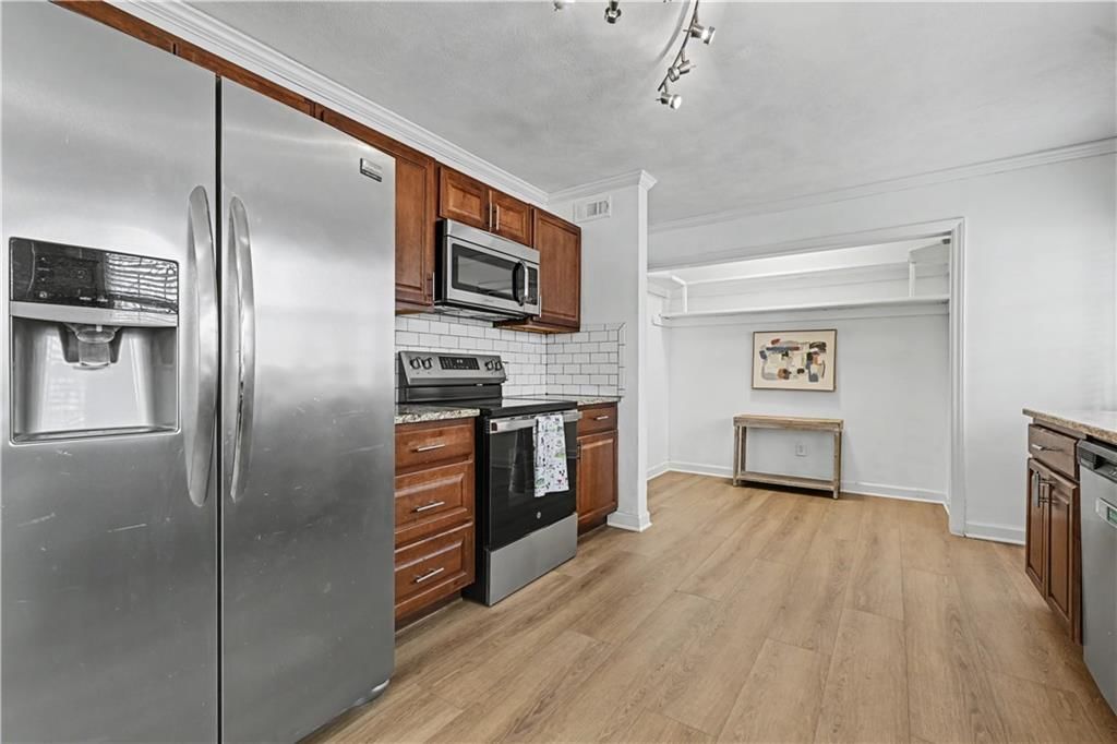 5645 Russell Street — photo 10
