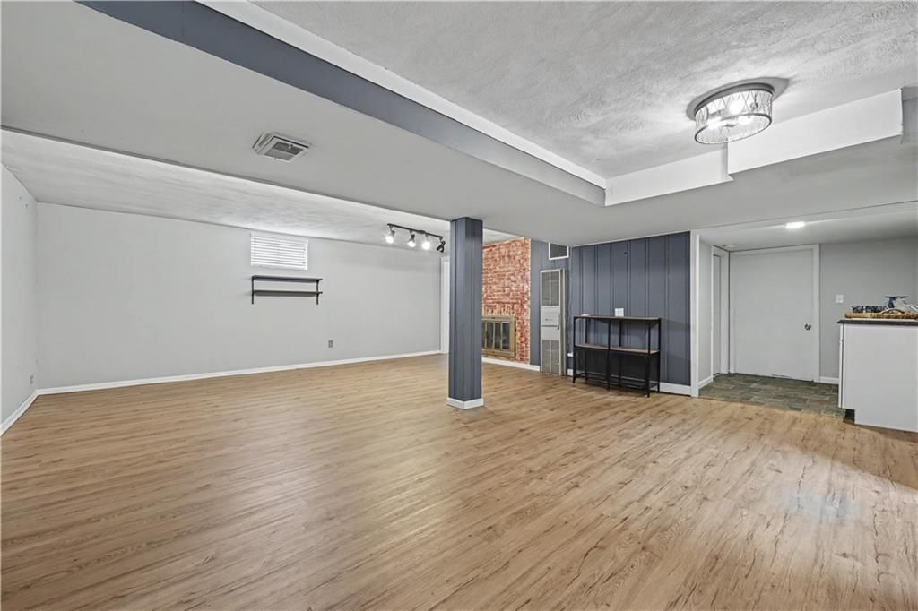 5645 Russell Street — photo 30