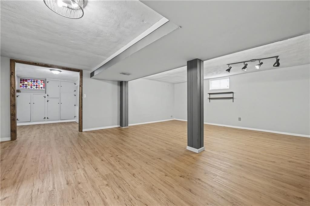 5645 Russell Street — photo 33