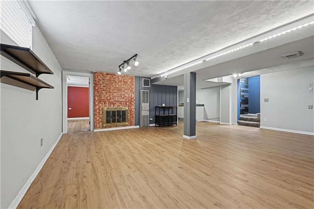 5645 Russell Street — photo 34