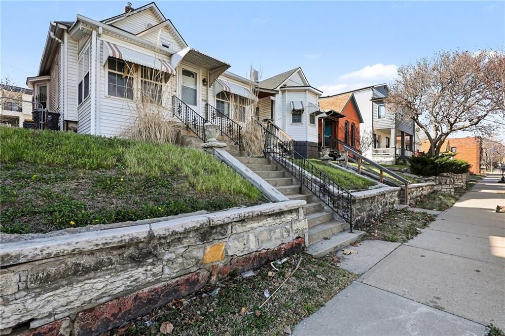 2122 Summit Street — photo 2