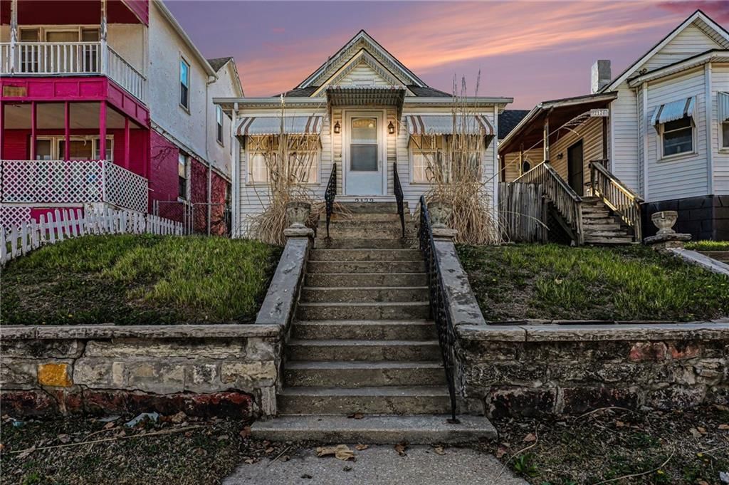 2122 Summit Street — photo 3